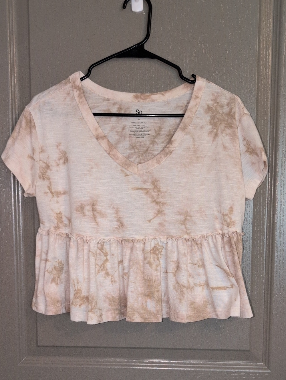 SO Women's Cream and Tan Tie-Dye V-Neck Peplum Crop Top